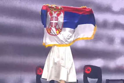 Preko lica stavila srpsku zastavu: Ovacije za Konstraktu na predstavljanju svih zemalja (FOTO)