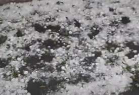 Krupan led napravio štetu na automobilima: Olujno nevrijeme pogodilo Busovaču (VIDEO)