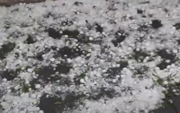 Krupan led napravio štetu na automobilima: Olujno nevrijeme pogodilo Busovaču (VIDEO)
