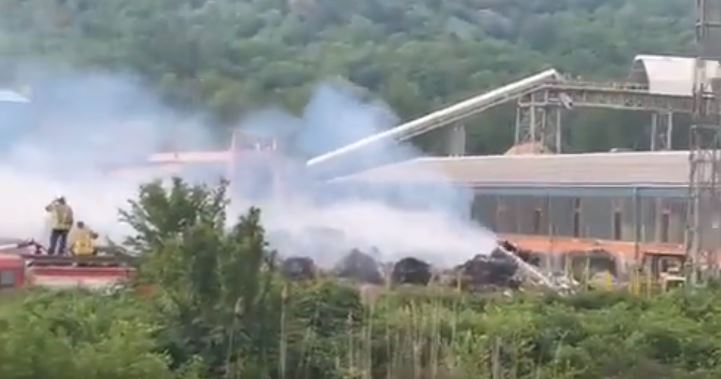 Veliki požar u Maglaju: Gori fabrika papira, u gašenju vatre učestvuju i građani (VIDEO)
