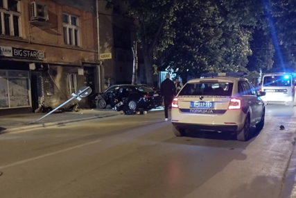 STRAVIČAN UDES “Audi” se nakon sudara sa taksijem zakucao u zid zgrade, povrijeđeno pet osoba među kojima i sestra Miljane Kulić (FOTO)