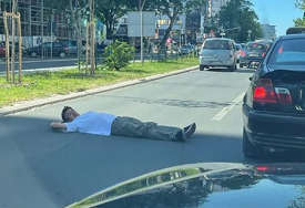 "Samo preko mene mrtvog" Muškarac leži nasred Bulevara i blokira saobraćaj, mreže se usijale (FOTO)