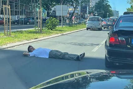 "Samo preko mene mrtvog" Muškarac leži nasred Bulevara i blokira saobraćaj, mreže se usijale (FOTO)