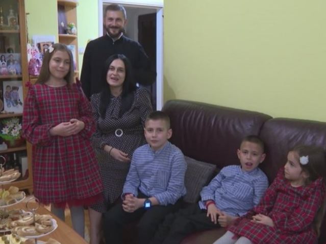 Kod njih je uvijek veselo: U porodici sveštenika iz Doboja šestoro mališana (VIDEO)