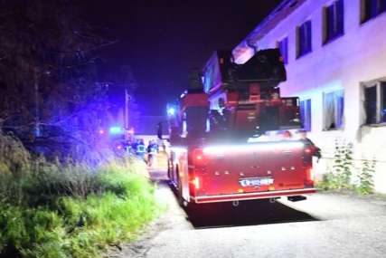 Vatrogasci se bore sa buktinjom: Požar u skladištu boja u Kruševcu