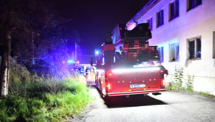 Vatrogasci se bore sa buktinjom: Požar u skladištu boja u Kruševcu