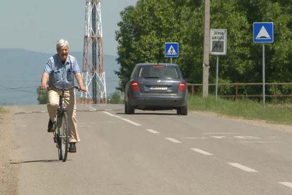Pio kafu i sa Ivom Andrićem: Ko je deka (90) koji je biciklom prešao 300 kilometara da prijatelju u Banjaluci čestita slavu (FOTO)