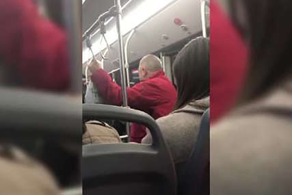 "BRAVO CARE" U veselijem autobusu se dugo nisu vozili, internet oduševljeno dijeli snimak raspjevanog muškarca (VIDEO)