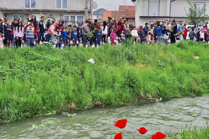 Proslavljaju svoj dan: Bijeljinski Romi niz vodu pustili vjenčiće i zamislili lijepe želje (FOTO)