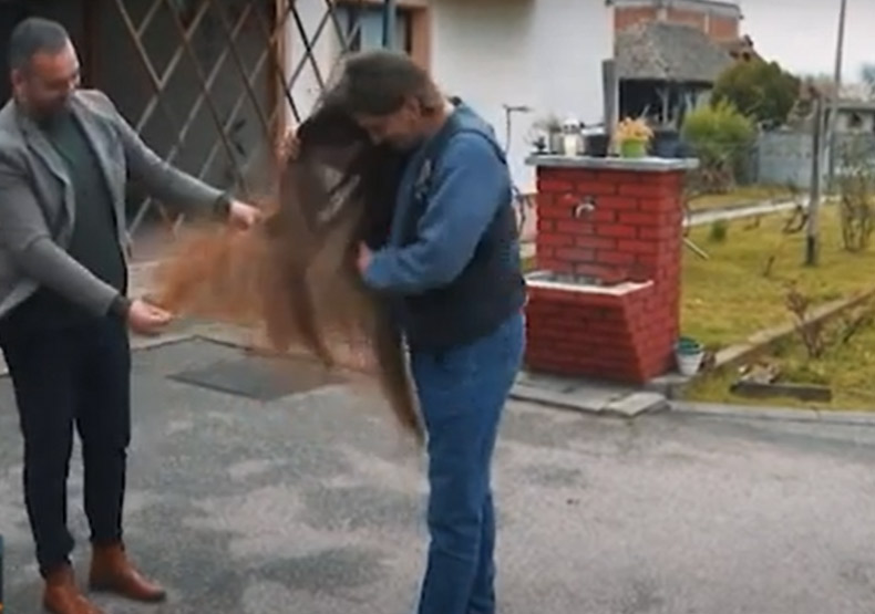 Nije se šišao 12 godina: Bajker Saša (25) je prava atrakcija, njegova kosa duga je čak 160 centimetara (VIDEO, FOTO)