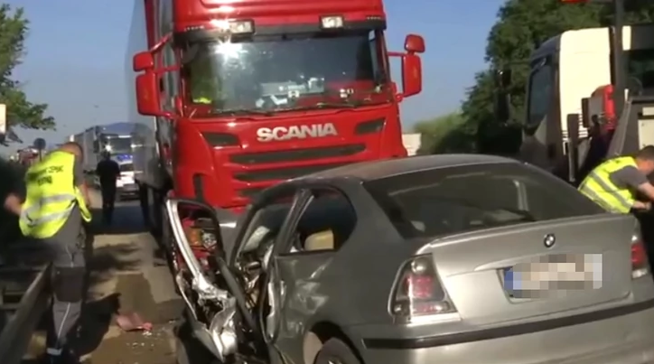 TEŽAK SUDAR KOD BEOGRADA “BMW” prešao u drugu traku i udario u kamion, teško povrijeđena žena