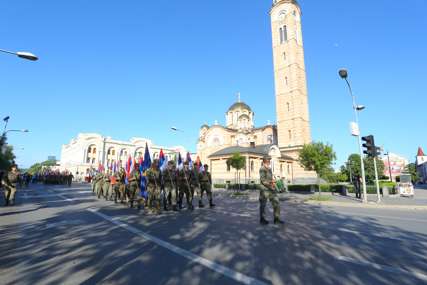 SVEČANO U BANJALUCI Defileom ešalona ratnih zastava počelo obilježavanje Dana Vojske Srpske (VIDEO, FOTO)