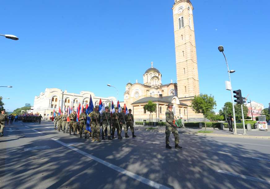 SVEČANO U BANJALUCI Defileom ešalona ratnih zastava počelo obilježavanje Dana Vojske Srpske (VIDEO, FOTO)