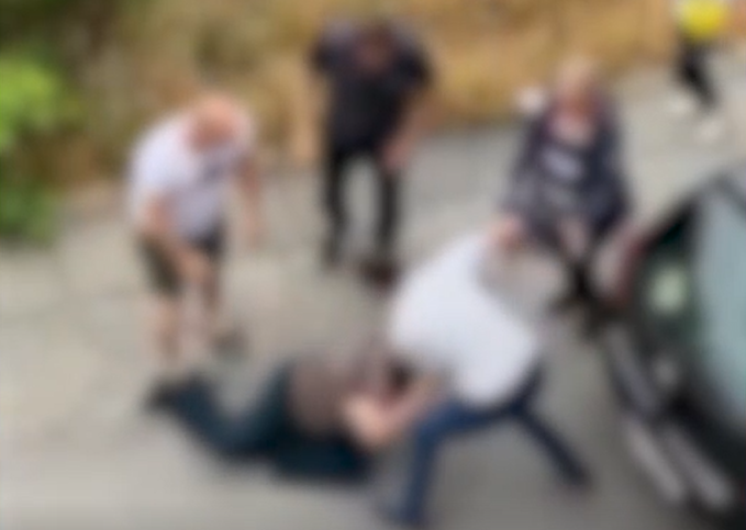 "NIJE ME BRIGA ZA DJECU" Dvojica muškaraca potukla se usred bijela dana, mališani gledali sve i vrištali (VIDEO)