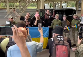 Pobjednici Evrovizije stigli u Ukrajinu: Vojnici pjevali njihovu pjesmu, a okupljeni aplaudirali (VIDEO)
