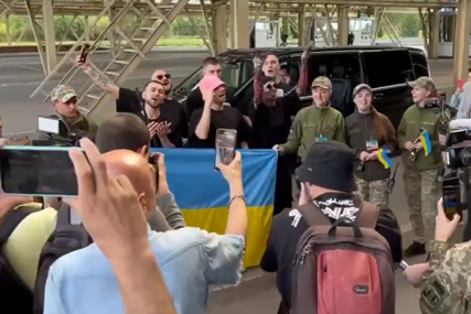 Pobjednici Evrovizije stigli u Ukrajinu: Vojnici pjevali njihovu pjesmu, a okupljeni aplaudirali (VIDEO)