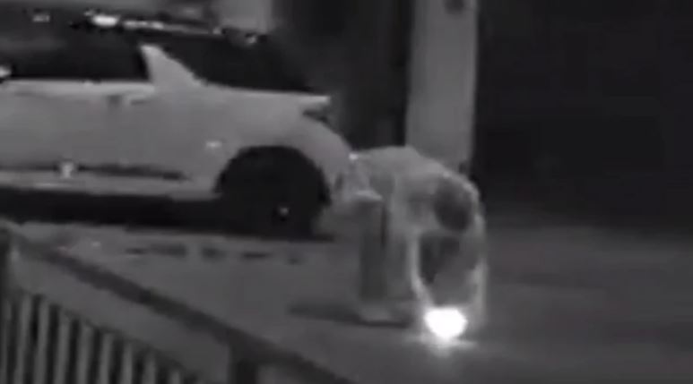 "Dijete mi se istraumiralo" Muškarac usred noći aktivirao vatromet ispred zgrade (VIDEO)