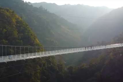 Prelijep panoramski pogled na šumu: Vijetnam dobio najduži stakleni most na svijetu (VIDEO)