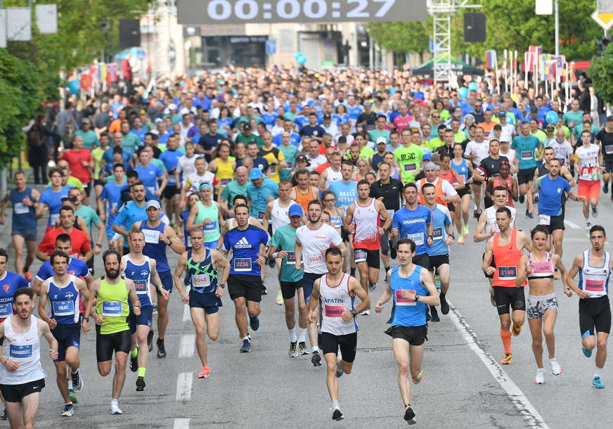 U toku „Vivia Run&More Weekend“: Mnoštvo učesnika iz cijelog svijeta trče ulicama Banjaluke (FOTO)