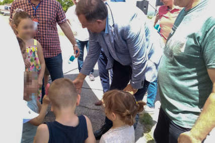 "Da kupite po još jedan sladoled za sve vas" Dodik počastio mališane sa 200 KM (FOTO)