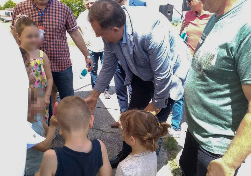 "Da kupite po još jedan sladoled za sve vas" Dodik počastio mališane sa 200 KM (FOTO)