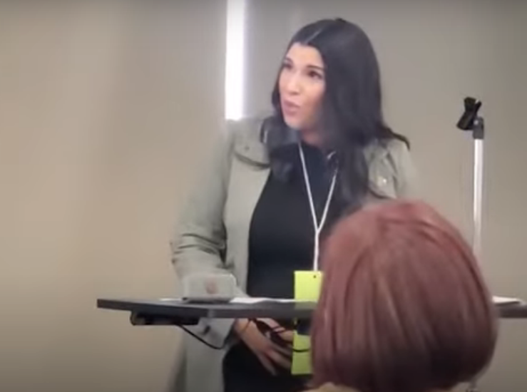 Reakcija publike sve raznježila: Političarka tokom govora dobila trudove (VIDEO)