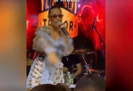 Ani Nikolić ispale grudi tokom nastupa: Pjevačica pripita izašla na binu, publika u šoku (VIDEO)