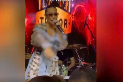 Ani Nikolić ispale grudi tokom nastupa: Pjevačica pripita izašla na binu, publika u šoku (VIDEO)