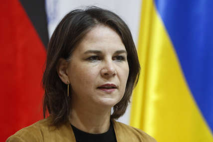 “Berlin mora poslati oružje Kijevu” Berbokova poručila da Rusija sa bezbjedne udaljenosti uništava grad po grad