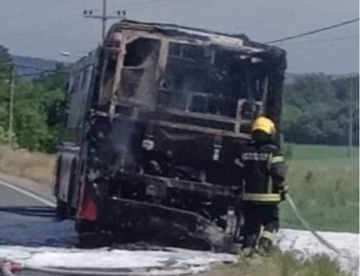 KULJA CRNI DIM Autobus potpuno izgorio (VIDEO)