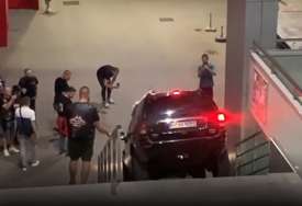 ŠOKANTAN PRIZOR Vozač pokušao da se spusti niz stepenice banjalučke Tržnice (VIDEO)