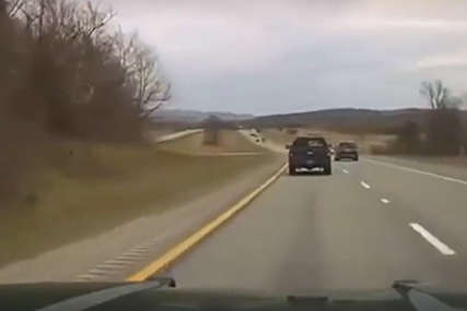 ŠOK NA AUTO-PUTU Stolica izletjela i udarila u automobil (VIDEO)