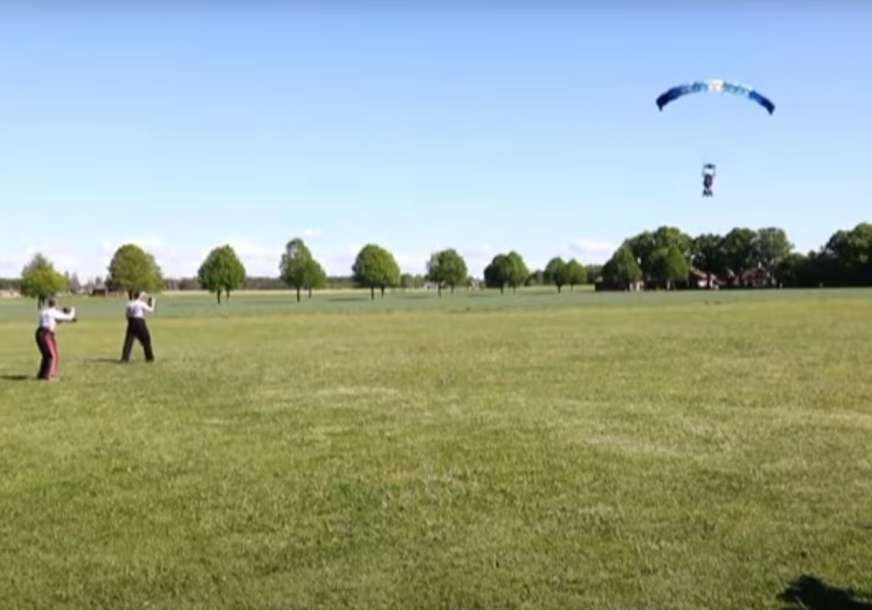 “Gore je bilo predivno” Starica od 103 godine skočila padobranom i oborila Ginisov rekord (VIDEO)