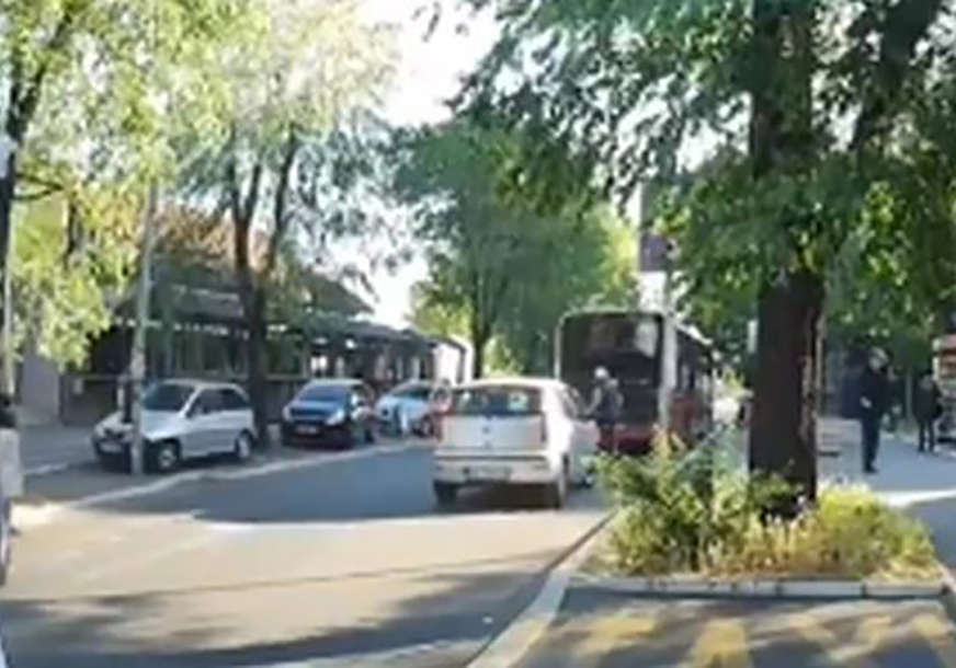 Jeziv snimak nesreće: Autobus preticao drugi, pa naletio na pješaka koji pretrčava ulicu (UZNEMIRUJUĆI VIDEO)