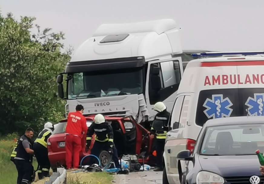 DETALJI TEŠKE NESREĆE KOD BIJELJINE Vozač kamionu prilikom udara iščupao volan (FOTO)