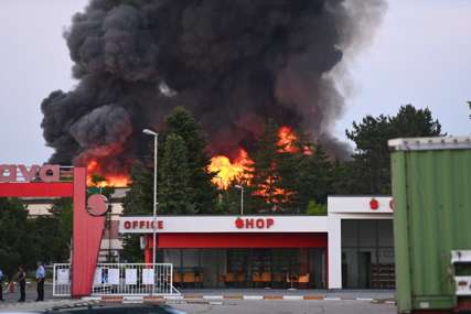 VATROGASCI NA TERENU Veliki požar u hali bijeljinske Fabrike “Sava” (FOTO)