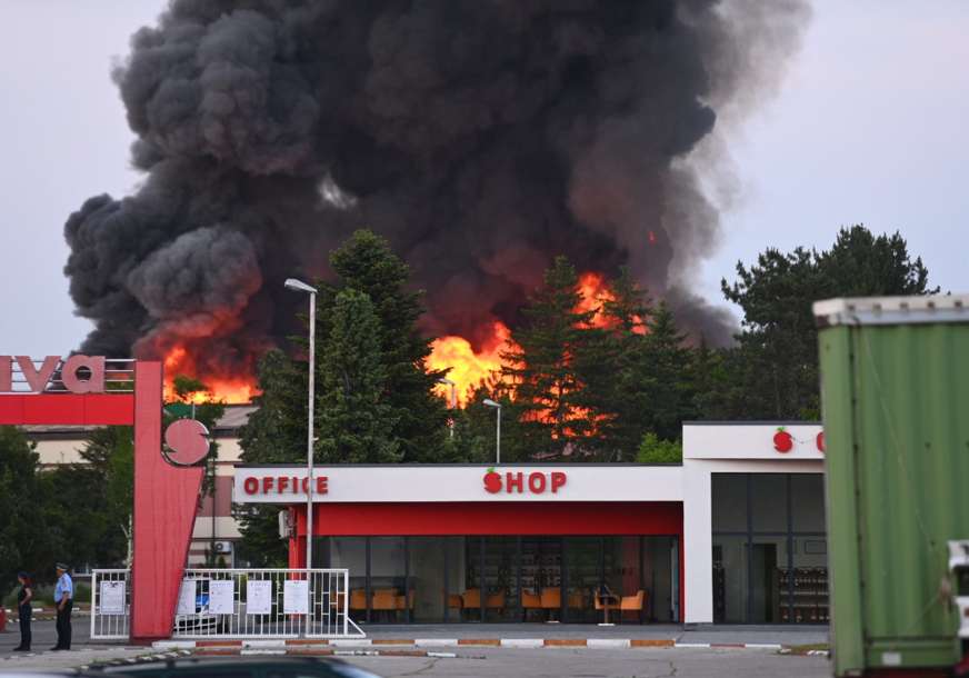 VATROGASCI NA TERENU Veliki požar u hali bijeljinske Fabrike “Sava” (FOTO)
