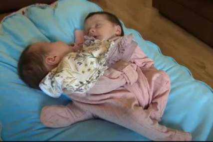 "ONE SU ČUDO" Hana je rodila bliznakinje koje su stalno zagrljene, djevojčice moraju na operaciju razdvajanja (VIDEO)