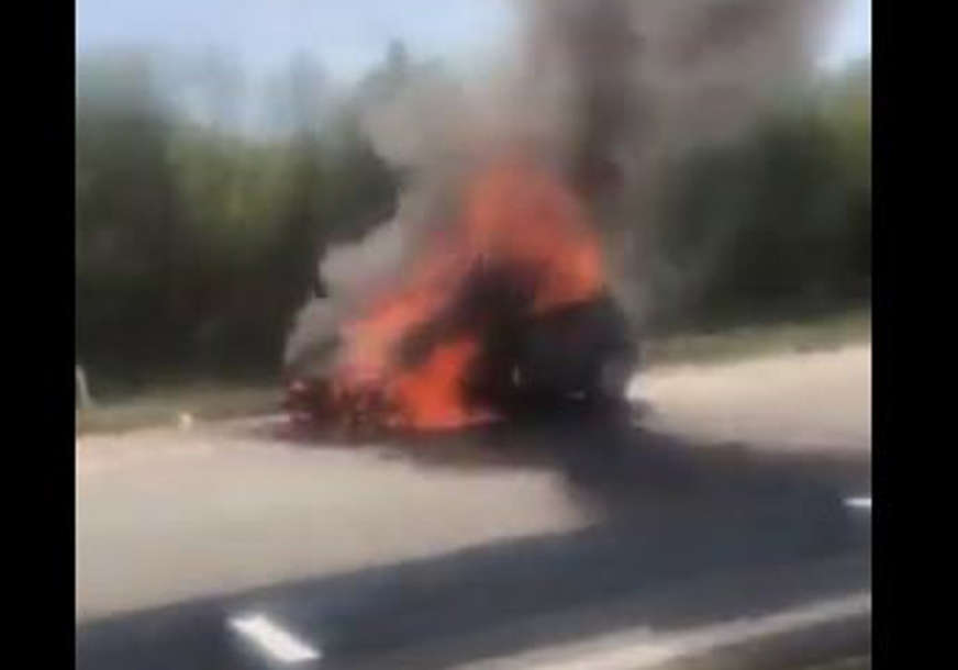 Buktinja na auto-putu Banjaluka - Doboj: U potpunosti izgorio automobil (VIDEO)