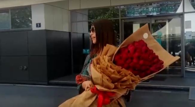 Dejana Živković izašla iz porodilišta: Manekenka oduševila sve izgledom, u rukama nosi veliki buket ruža (VIDEO)