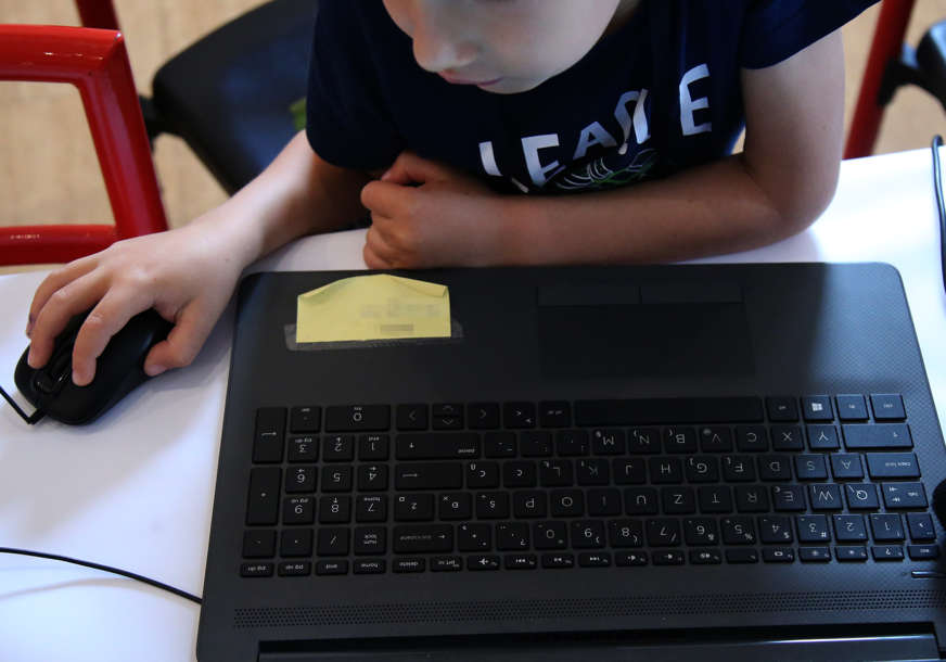 Veće su šanse da obole od OKP: Ne dajte djeci previše da koriste računar ili mobilni telefon