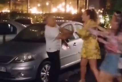 Drugarice stajale sa strane i smijale se: Uznemirena djevojka napala muškarca na parkingu (VIDEO)