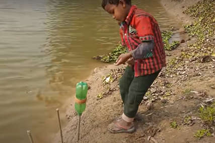 "NEVJEROVATAN JE" Dječak oduševio svijet tehnikom pecanja (VIDEO)