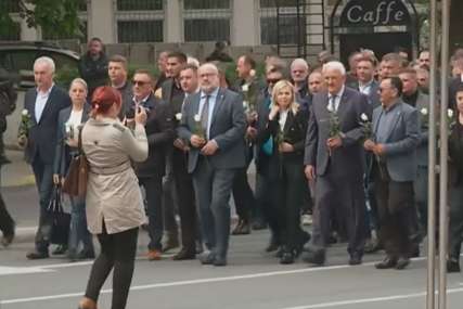 Pomen ubijenima u Dobrovoljačkoj ulici: Učesnici kolone stigli na mjesto stradanja (VIDEO)