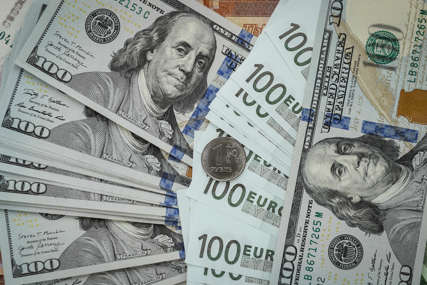Vrijednost dolara dostigla maksimum: Evro se minimalno oporavio