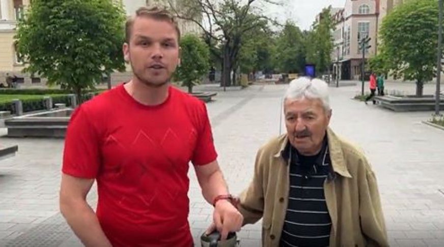 JAKA PORUKA IZ BANJALUKE Stanivuković kupio bicikl od čovjeka koji je na njemu došao iz Srbije, novac ide za pomoć malom Vukanu (FOTO,VIDEO)
