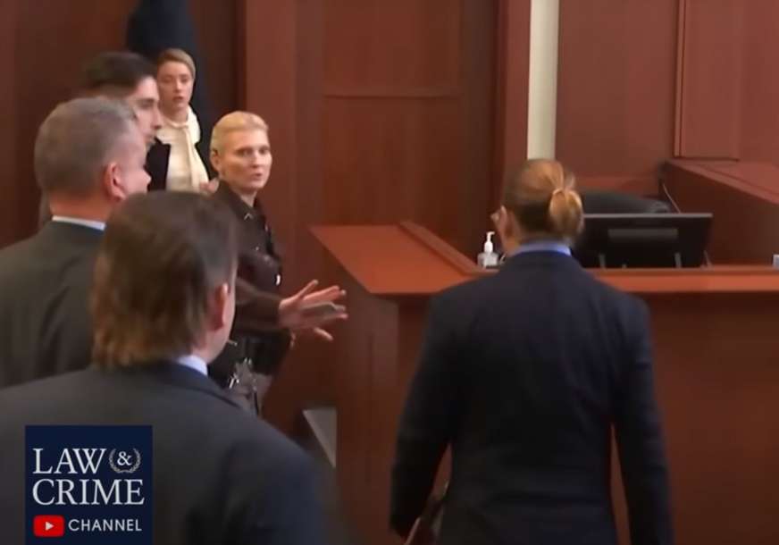 Zanimljiva scena iz sudnice: Amber se sakrila iza policije kada je Dep krenuo prema njoj (VIDEO)