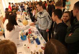 Festival nauke privukao veliki broj posjetilaca: Spajaju umjetnost i nauku kako bi zainteresovali mlade (FOTO)