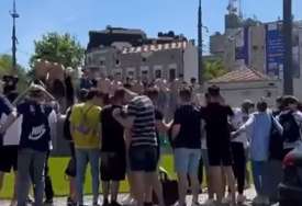 KUPANJE U FONTANI Zbog vrućine mladi pojurili da se rashlade, pjevaju i vesele se (VIDEO)