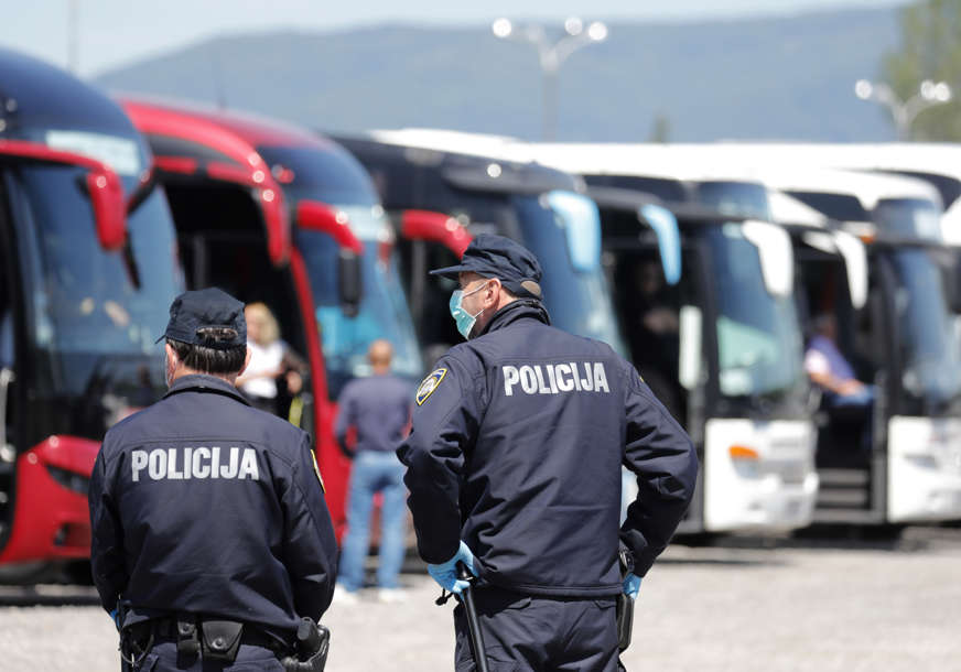 Zapalio se autobus u kojem je bilo 52 učenika iz BiH:  Đaci nakon požara nastavili put prema Zadru
